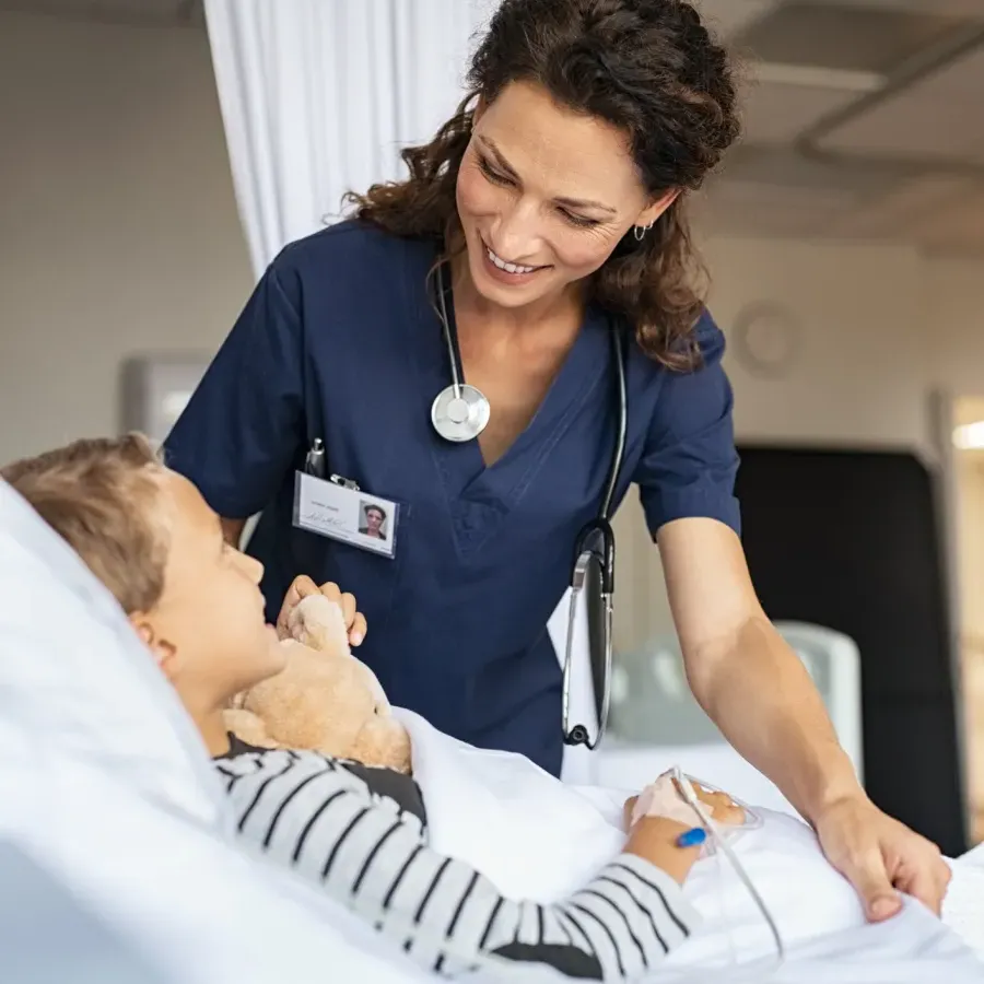 护士在医院与小儿科病人微笑